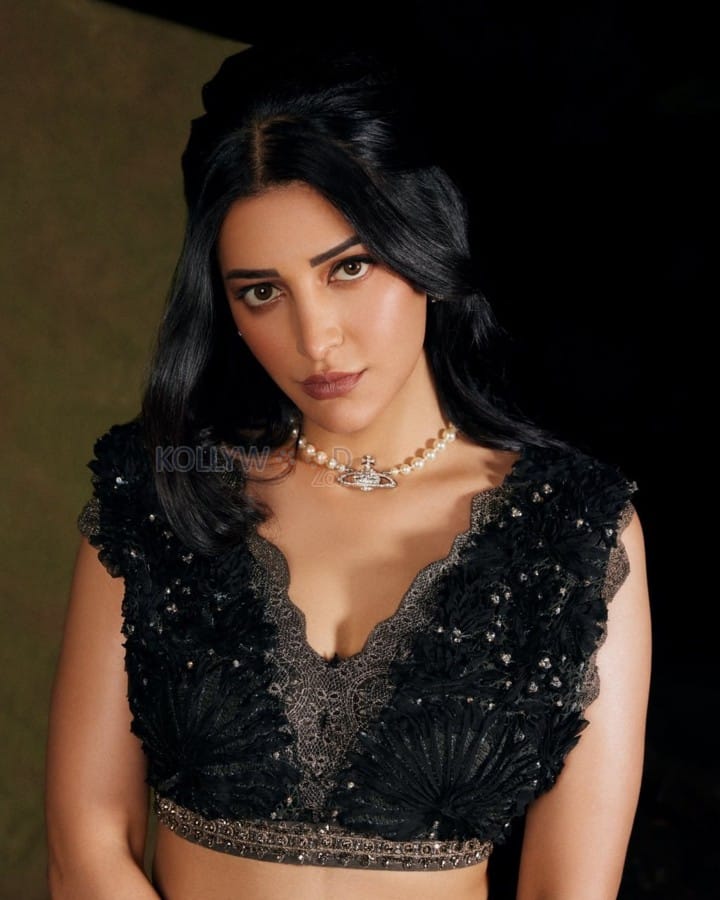 Elegant Shruti Haasan in a Black Lehenga Photos 01