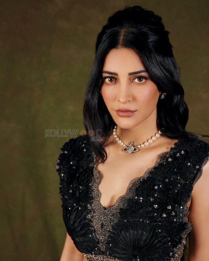 Elegant Shruti Haasan in a Black Lehenga Photos 04