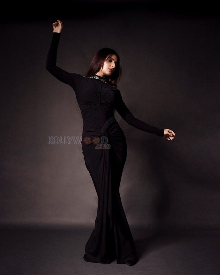 Fabulous Fatima Sana Shaikh in a Black Sleeveless Maxi Dress Pictures 02