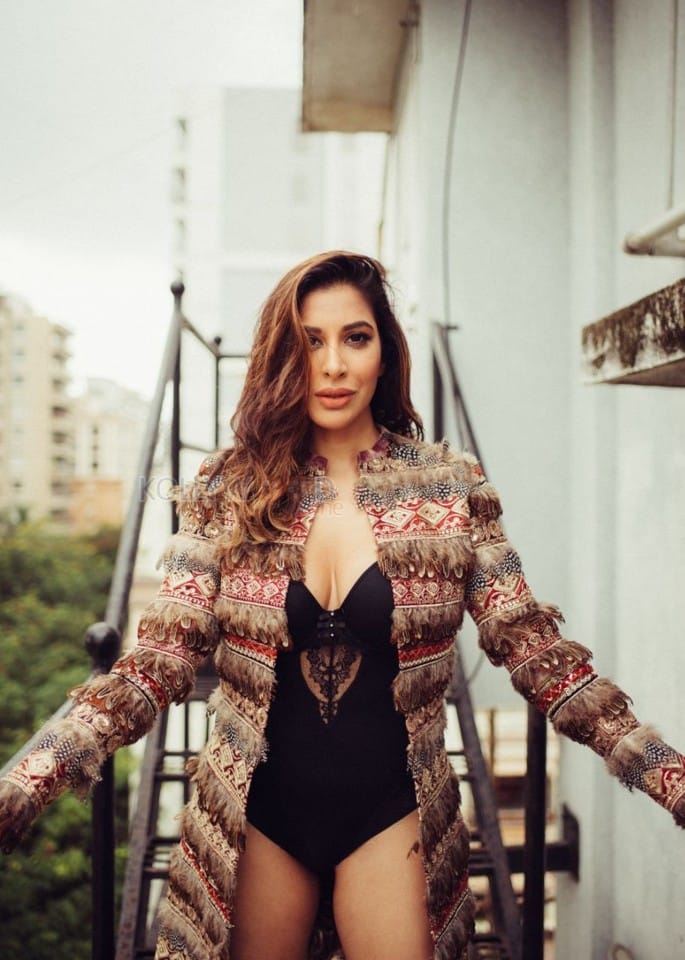 Fashionable Sophie Choudry Pictures 02