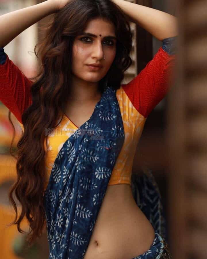 Fatima Sana Shaikh Showing Navel in Bold Saree Photoshoot Pictures 02