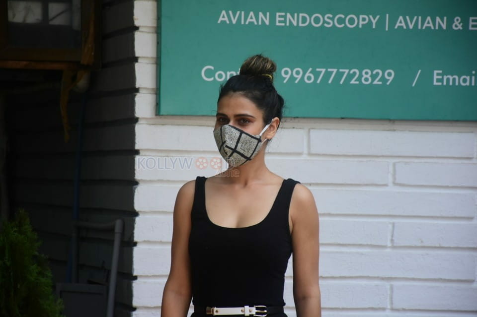 Fatima Sana Shaikh Spotted at Pet Clinic in Bandra Pictures