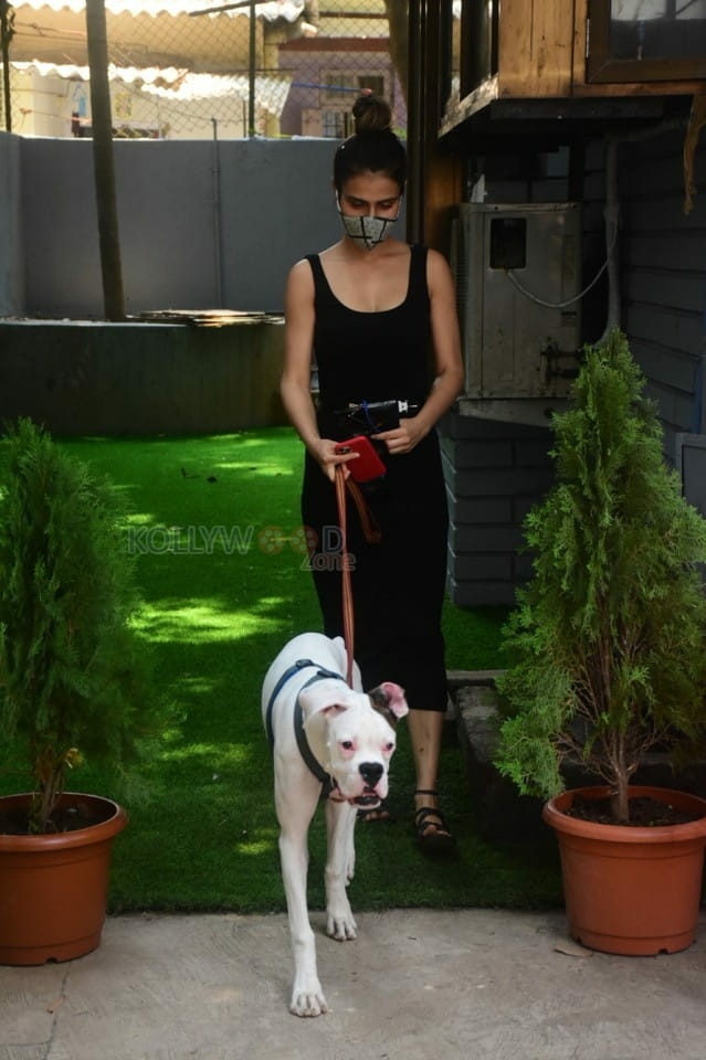 Fatima Sana Shaikh Spotted at Pet Clinic in Bandra Pictures