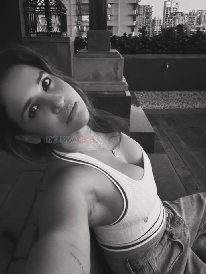 Glam Aisha Sharma Black and White Sexy Selfie Photos 03