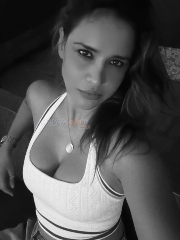 Glam Aisha Sharma Black and White Sexy Selfie Photos 04