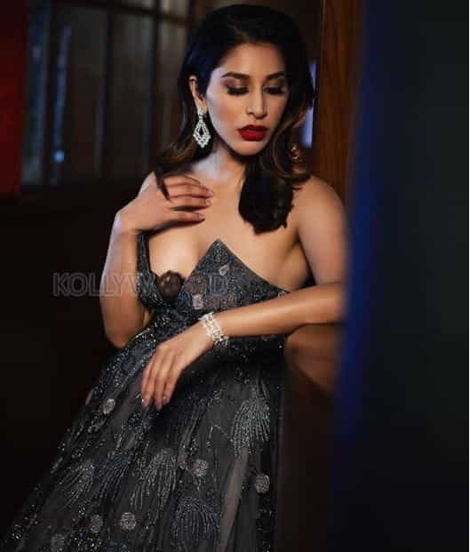 Glamour Model Sophie Choudary Hot Photos