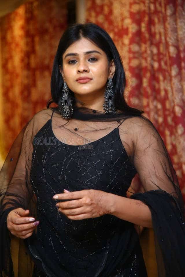 Hebah Patel at Santosham South Indian Film Awards 2021 Curtain Raiser Press Meet Photos 04