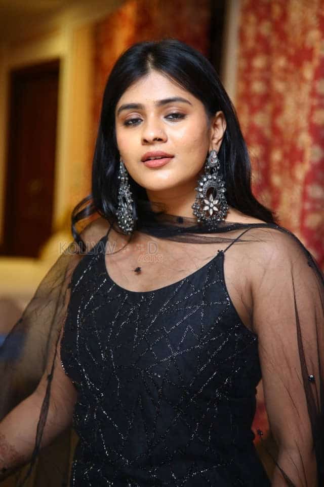 Hebah Patel at Santosham South Indian Film Awards 2021 Curtain Raiser Press Meet Photos 08