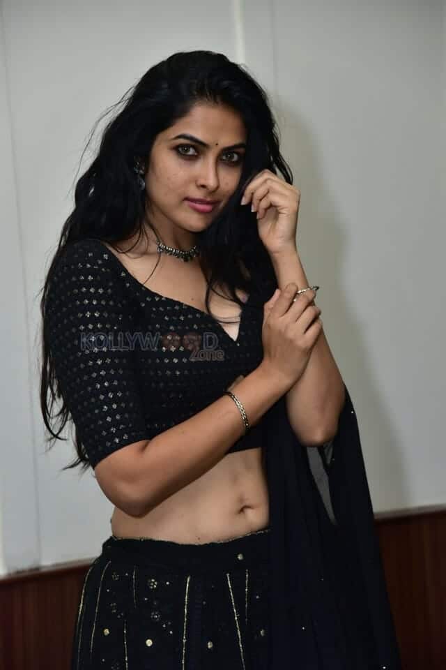 Heroine Divi Vadthya Stunning in Black Dress Photoshoot Pictures 07