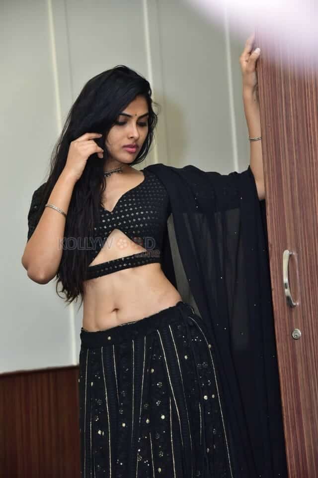 Heroine Divi Vadthya Stunning in Black Dress Photoshoot Pictures 26