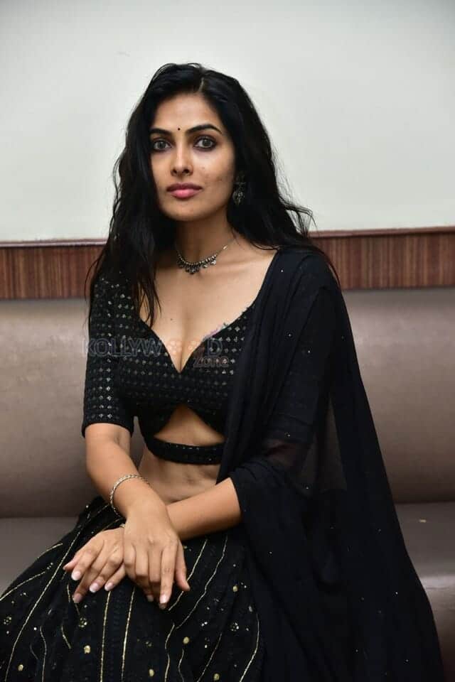 Heroine Divi Vadthya Stunning in Black Dress Photoshoot Pictures 30