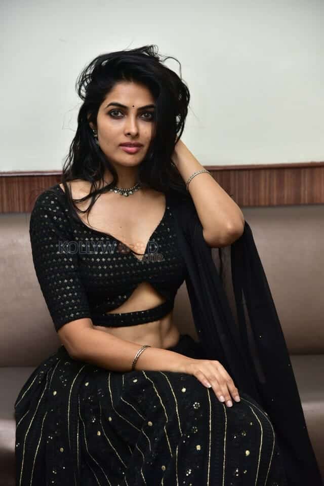 Heroine Divi Vadthya Stunning in Black Dress Photoshoot Pictures 35