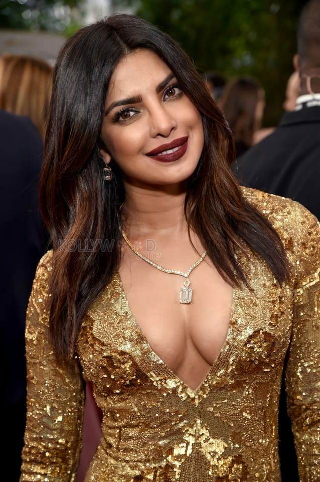 Hollywood Indian Actress Priyanka Chopra Cleavage Photo 01