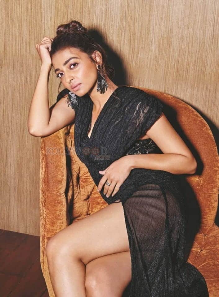 Indian Actress Radhika Apte Sexy Picture 01