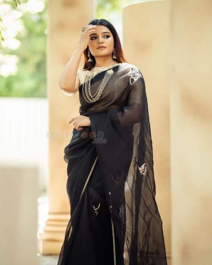 Kannai Nambathey Actress Aathmika in a Black Saree Pictures 02