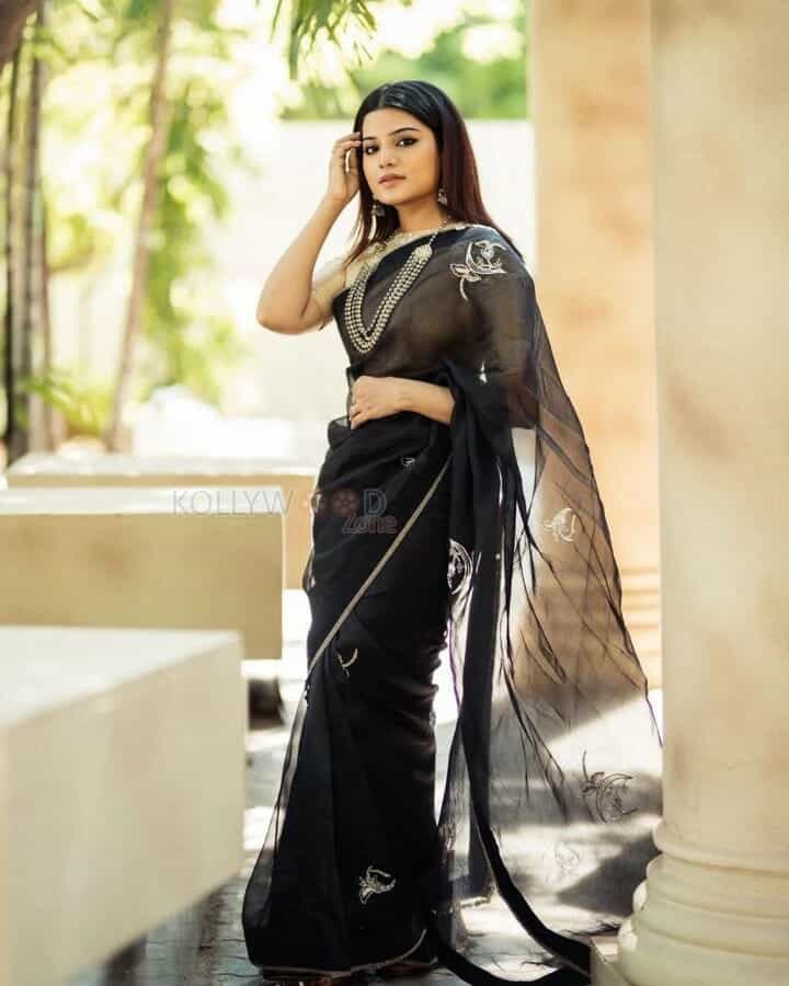 Kannai Nambathey Actress Aathmika in a Black Saree Pictures 04