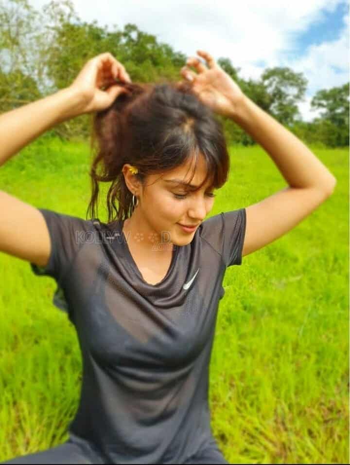 MTV Roadies Gang Leader Rhea Chakraborty Sexy Hot Pictures 08