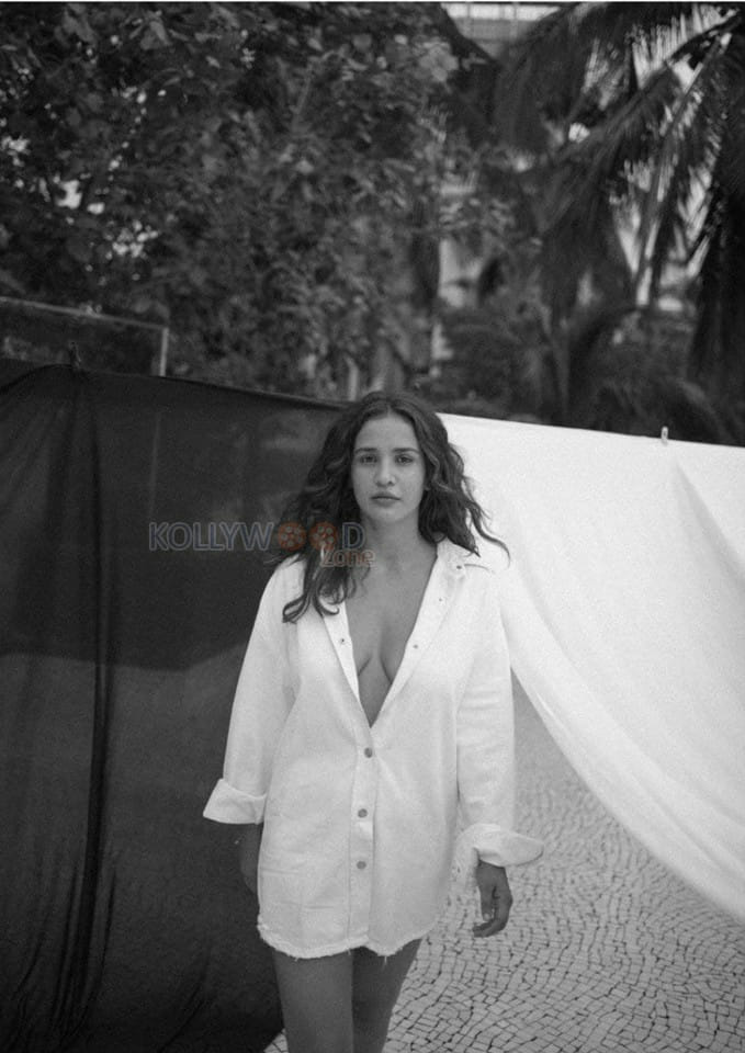 Model Aisha Sharma Sexy Snaps