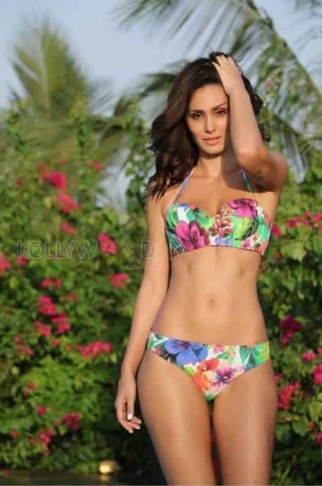 Model Bruna Abdullah Sexy Photos