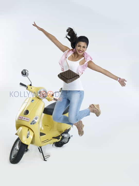Poojai Movie Heroine Shruti Haasan Sexy Photos