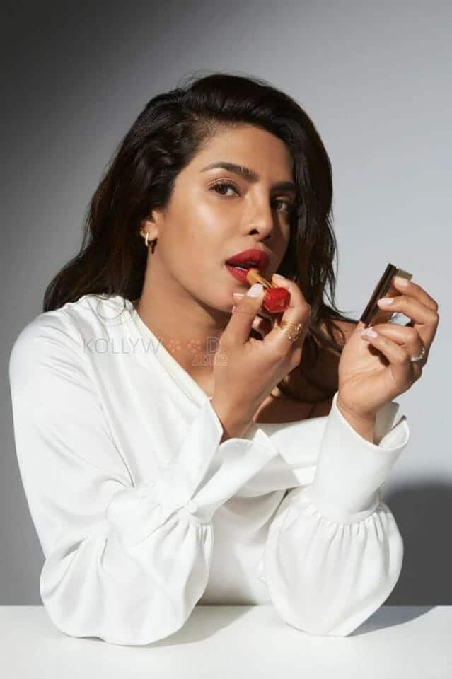 Priyanka Chopra Applying Lipstick Photo 01