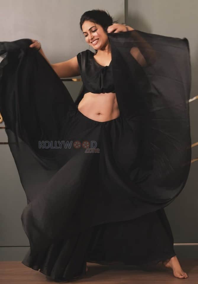 Radiant Smiling Divi Vadthya in a Black Dress Photos 03