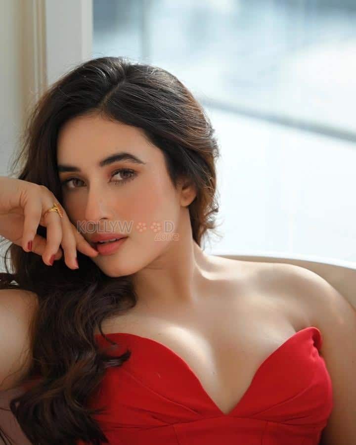 Ravishing Aditi Budhathoki Cleavage in a Red Strapless Dress Photos 02