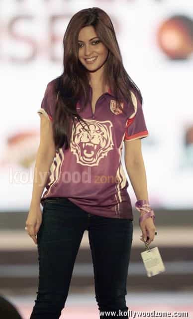 Riya Sen Ccl Ramp Walk