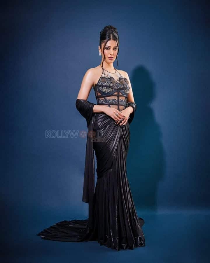 Sensuous Shruti Haasan in a Black Designer Outfit Photos 01