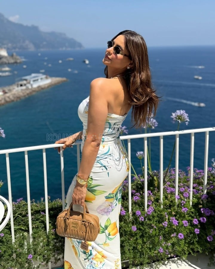 Sexy Aamna Sharif in a Tropical Printed Strapless Bandeau Maxi Dress Pictures 04