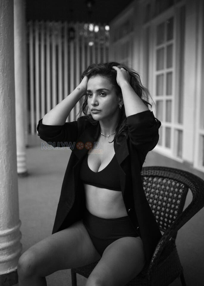 Sexy Aisha Sharma BW Photoshoot Stills 28