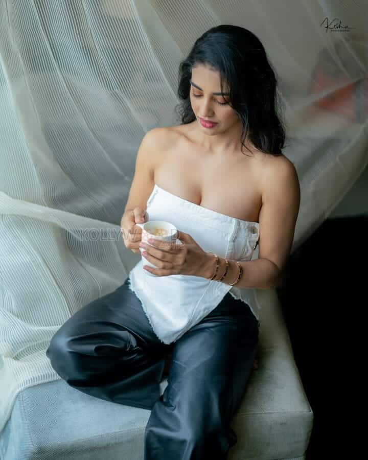 Sexy Daksha Nagarkar Busty Photos 01