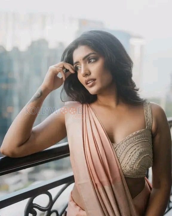 Sexy Eesha Rebba in a Cream Saree with a Sleeveless Blouse Photos 04