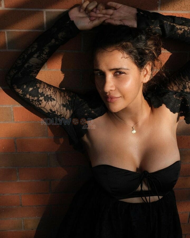 Sexy Hot Aisha Sharma showing Cleavage in a Black Dress Photos 01