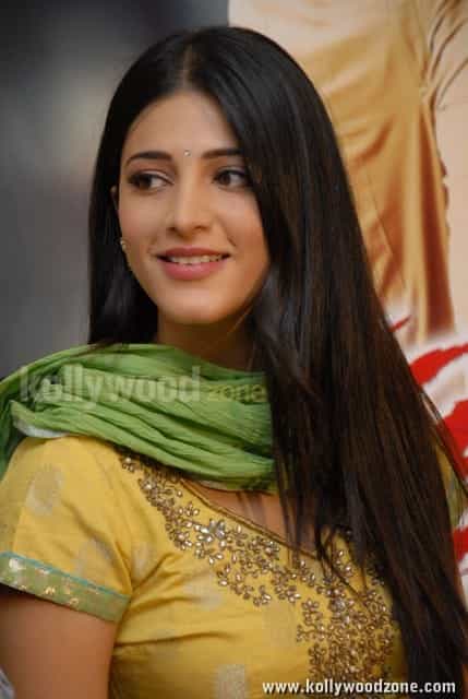 Sexy Shruti Hassan Salwar Photos