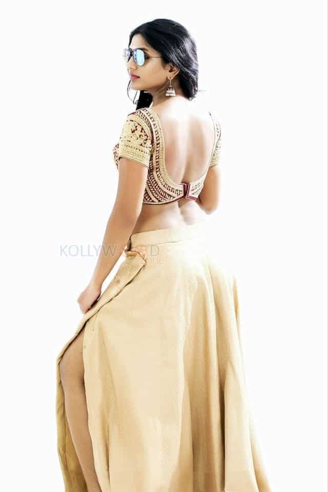 Sexy Telugu Actress Eesha Rebba in a Seductive Photoshoot Stills 01