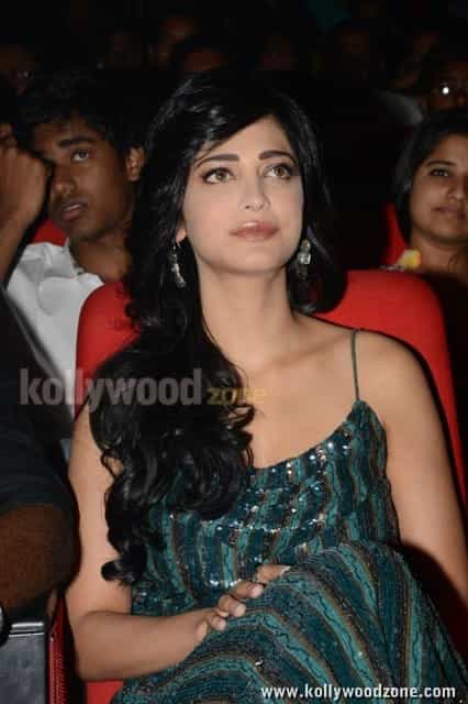 Shruthi Hassan In Yevadu Audio Launch Pictures