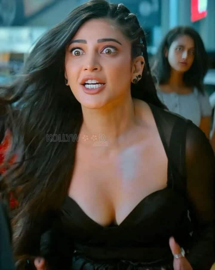 Shruti Haasan Arousing Cleavage Photos 02