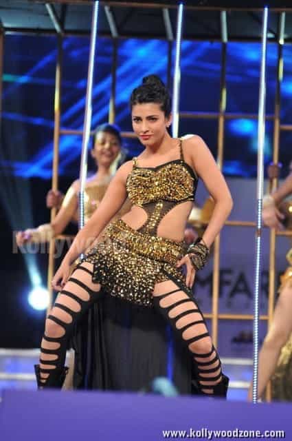 Shruti Haasan At Th Idea Filmfare Awards Photos