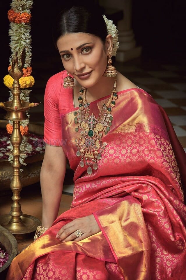 Shruti Haasan Traditional Saree Photoshoot Pictures 01