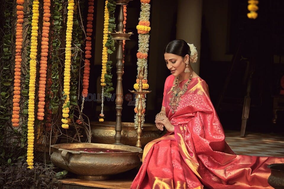 Shruti Haasan Traditional Saree Photoshoot Pictures 02