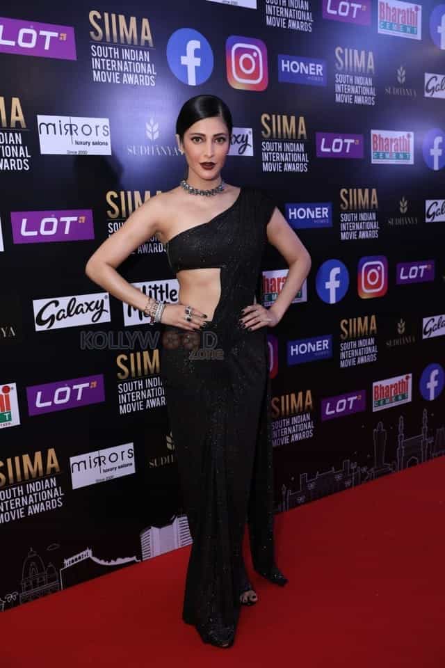 Shruti Haasan at SIIMA Awards 2021 Photos 03