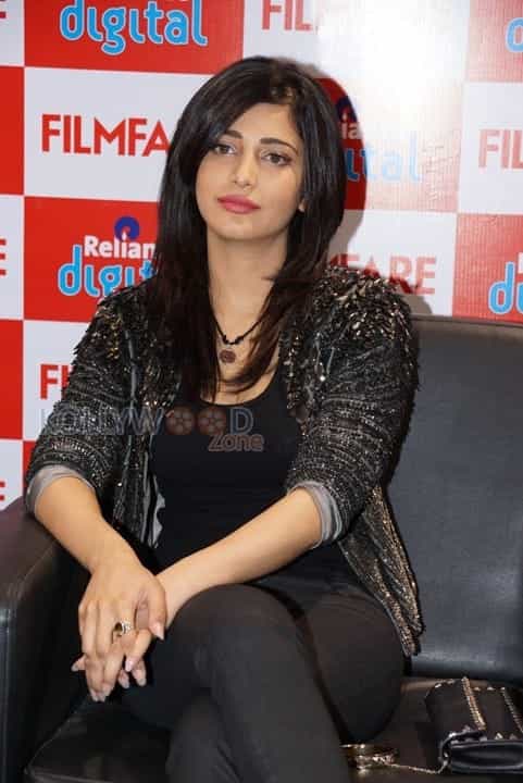 Shruti Hassan At Reliance Digital Filmfare Readers Meet Photos