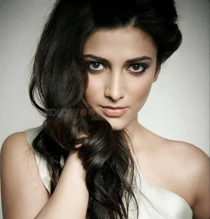 Shruti Hassan Closeup 01
