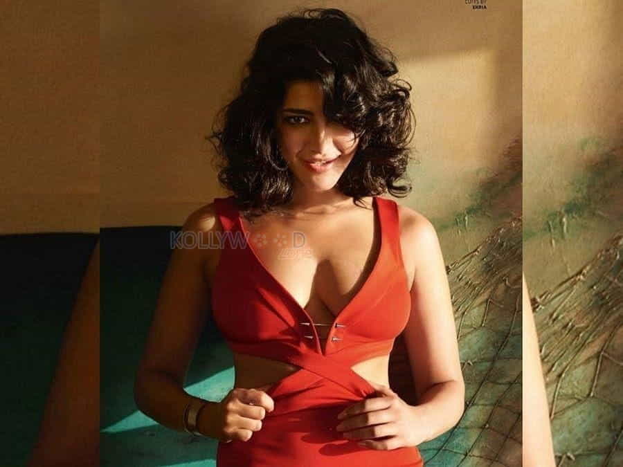 Shruti Hassan Hot Cleavage Photos