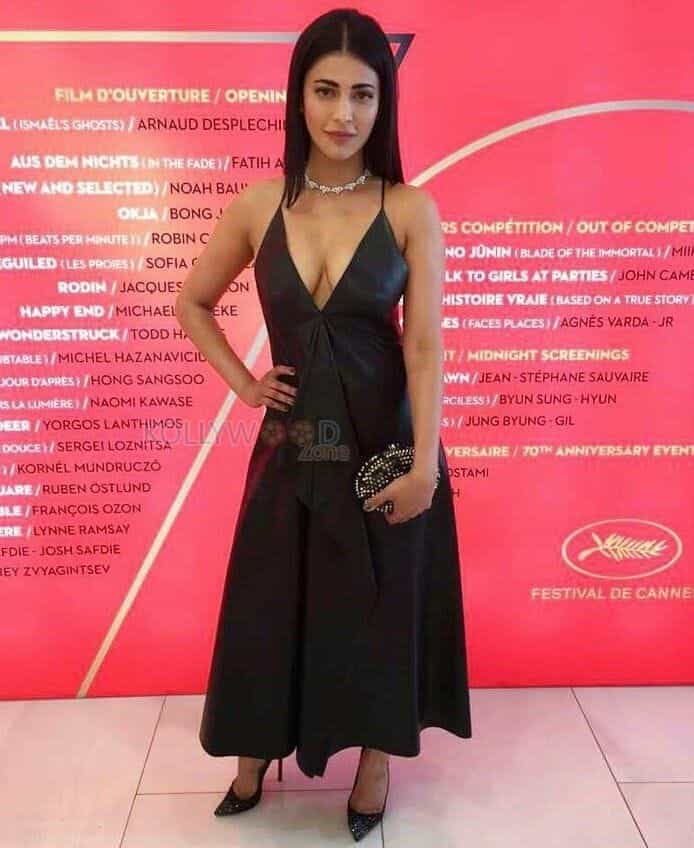 Shruti Hassan Hot Cleavage Photos
