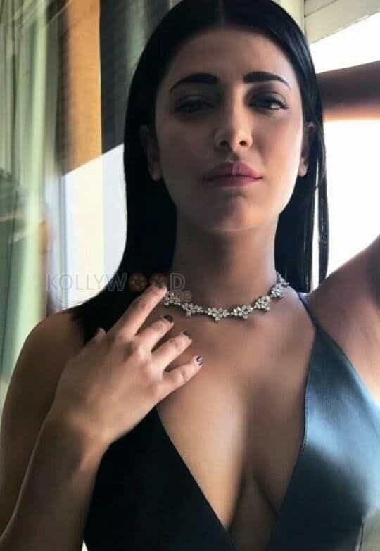 Shruti Hassan Hot Cleavage Photos