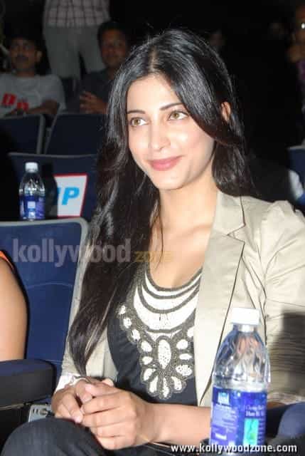 Shruti Hassan Latest Pictures
