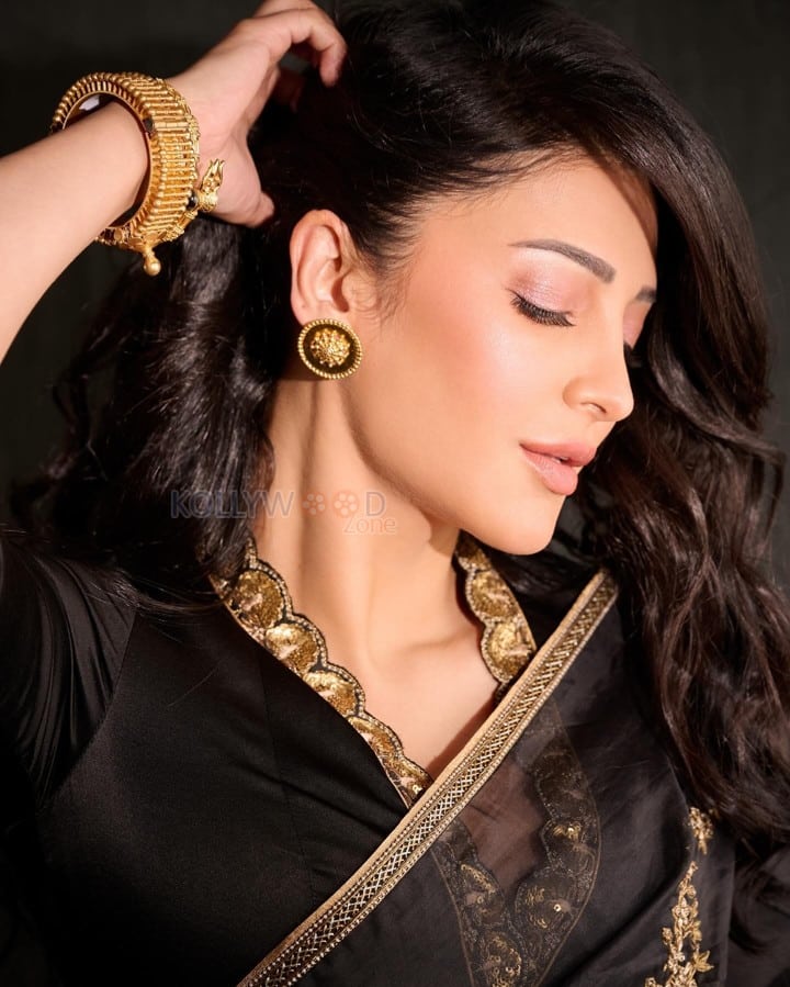 Sizzling Beauty Shruti Haasan in a Black Saree Photos 04