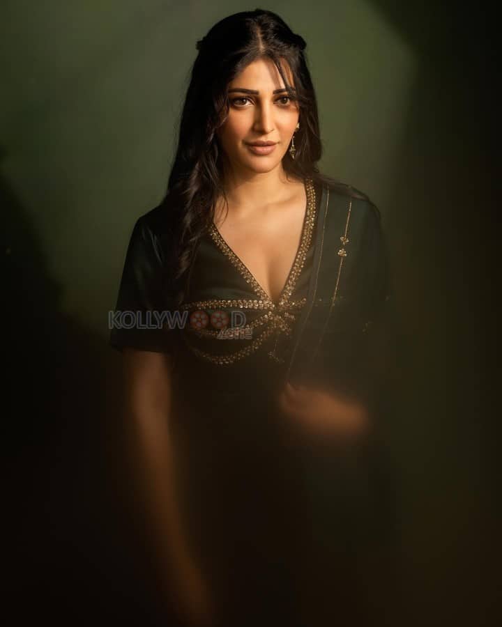 Sizzling Beauty Shruti Haasan in a Black Saree Photos 06